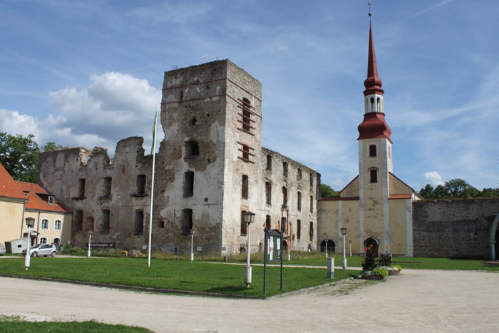 Linnan-raunioita-ja-kirkko